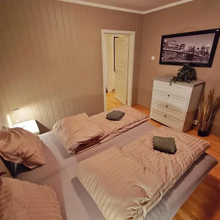 Sentrumsnaer Toppleilighet Pa 70m3 Med 22m3 Balkong Apartment Ålesund