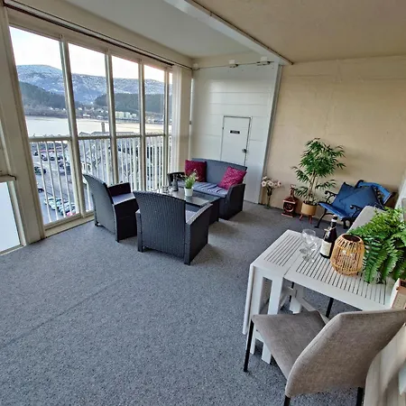 Sentrumsnaer Toppleilighet Pa 70m3 Med 22m3 Balkong Apartment Ålesund